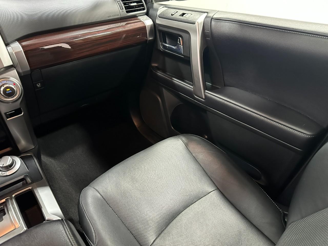 Toyota 4Runner Vehicle Full-screen Gallery Image 19