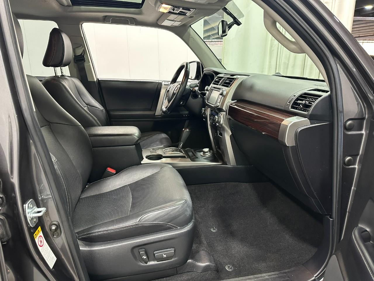 Toyota 4Runner Vehicle Full-screen Gallery Image 20