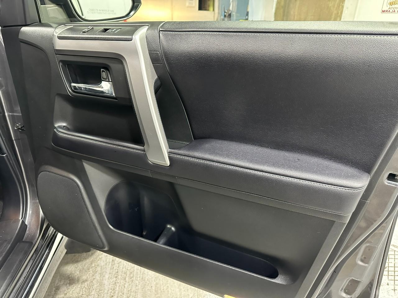 Toyota 4Runner Vehicle Full-screen Gallery Image 21