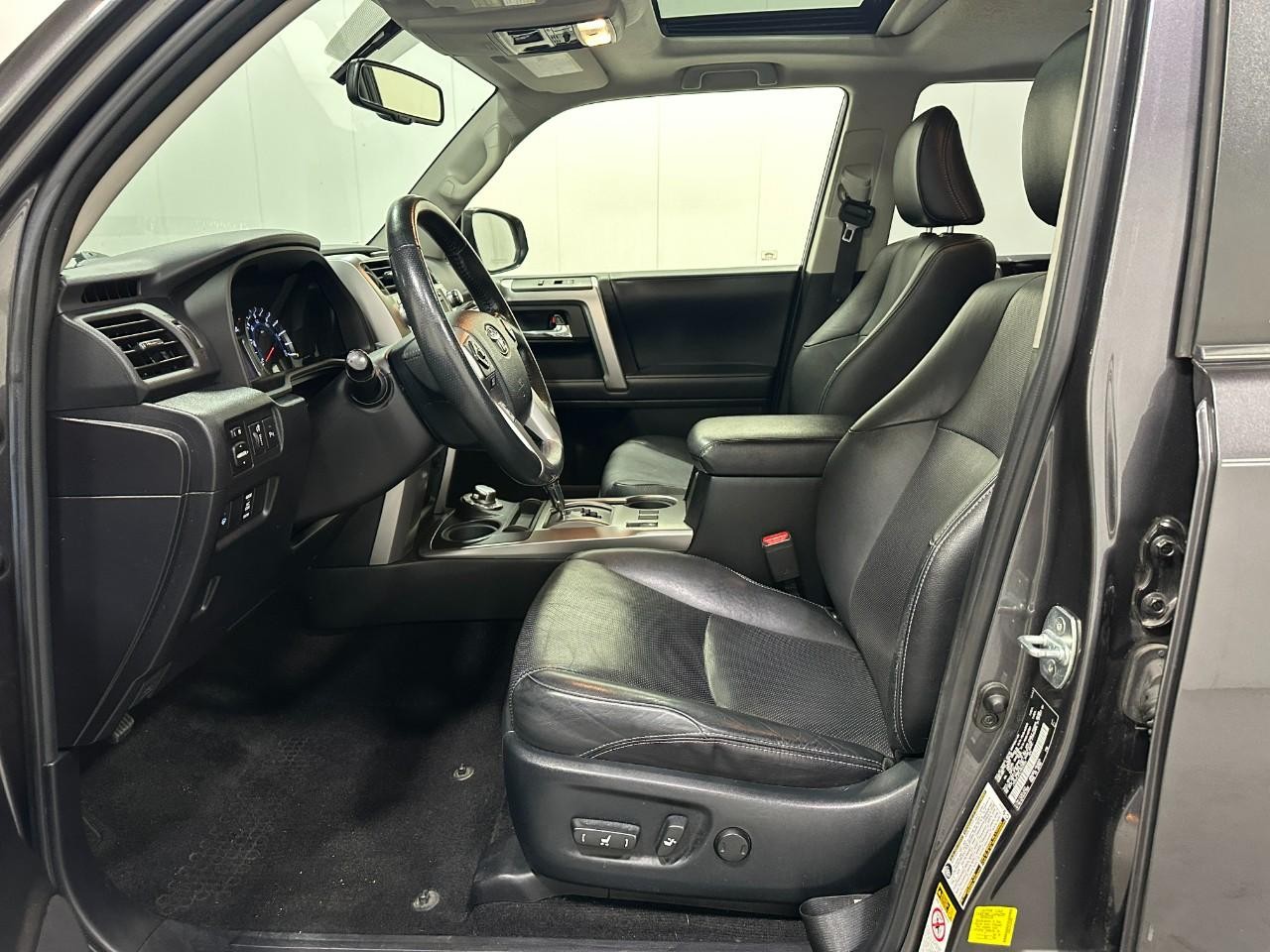 Toyota 4Runner Vehicle Full-screen Gallery Image 25