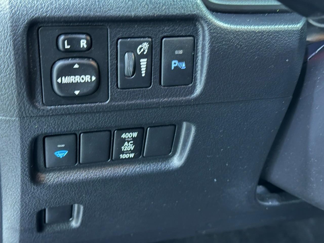 Toyota 4Runner Vehicle Full-screen Gallery Image 26