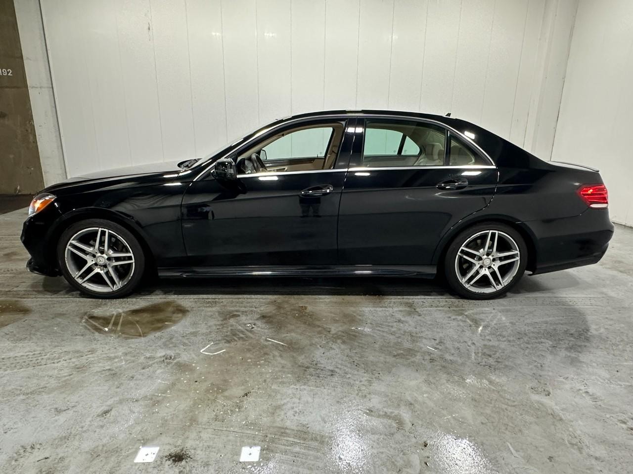 Mercedes-Benz E-Class Vehicle Full-screen Gallery Image 2