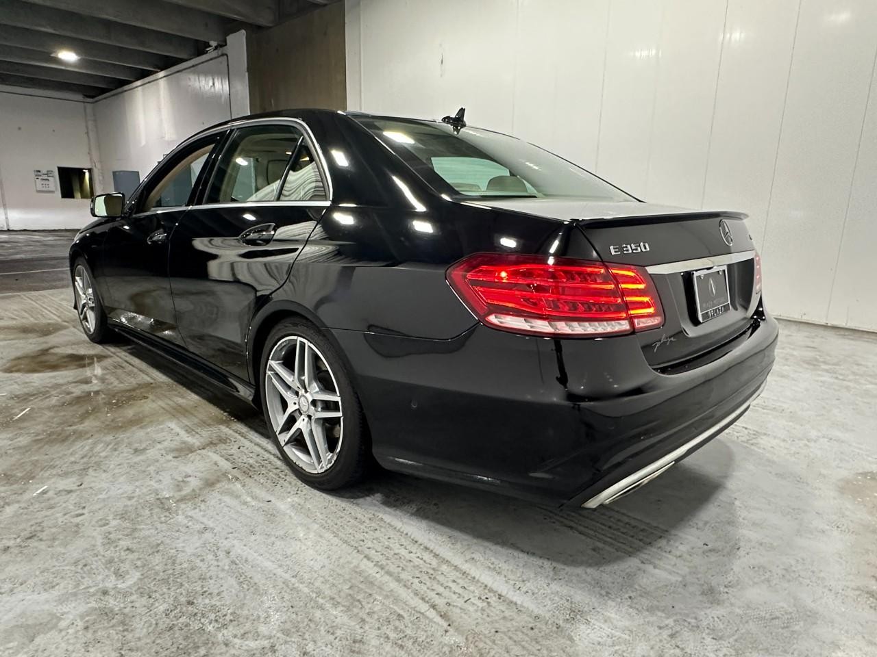 Mercedes-Benz E-Class Vehicle Full-screen Gallery Image 3