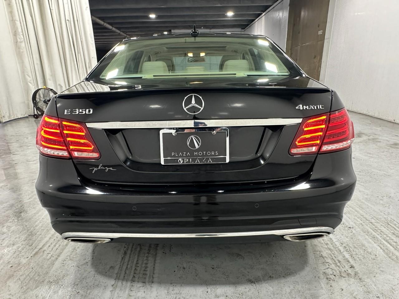 Mercedes-Benz E-Class Vehicle Full-screen Gallery Image 4