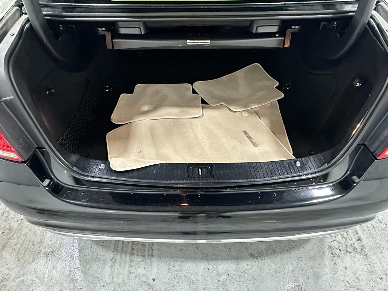 Mercedes-Benz E-Class Vehicle Full-screen Gallery Image 5