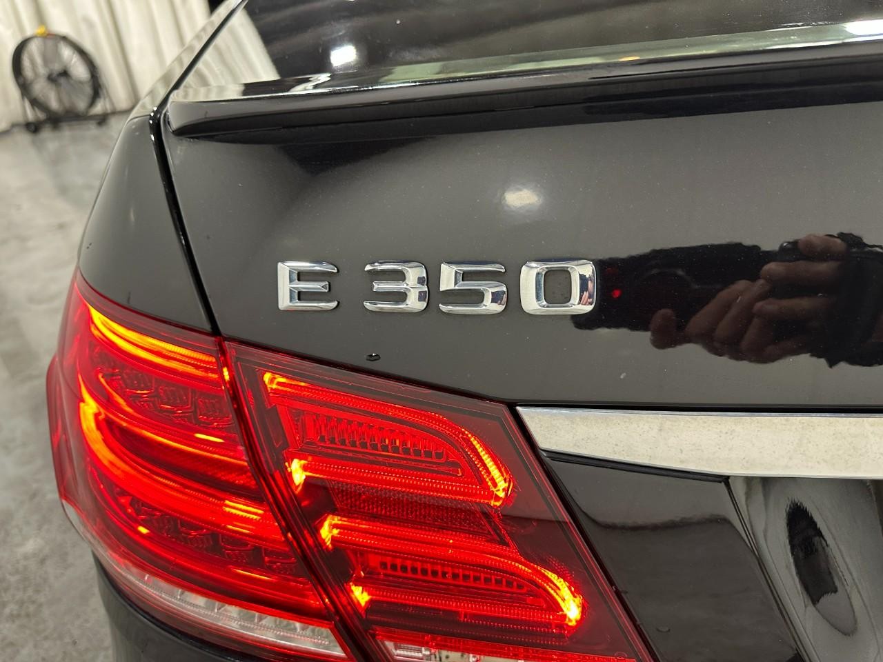 Mercedes-Benz E-Class Vehicle Full-screen Gallery Image 6