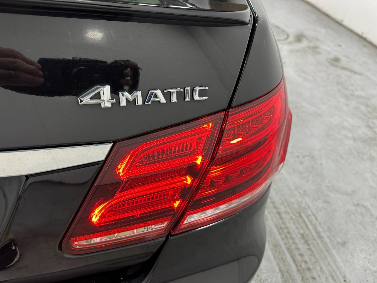 Mercedes-Benz E-Class Vehicle Full-screen Gallery Image 7