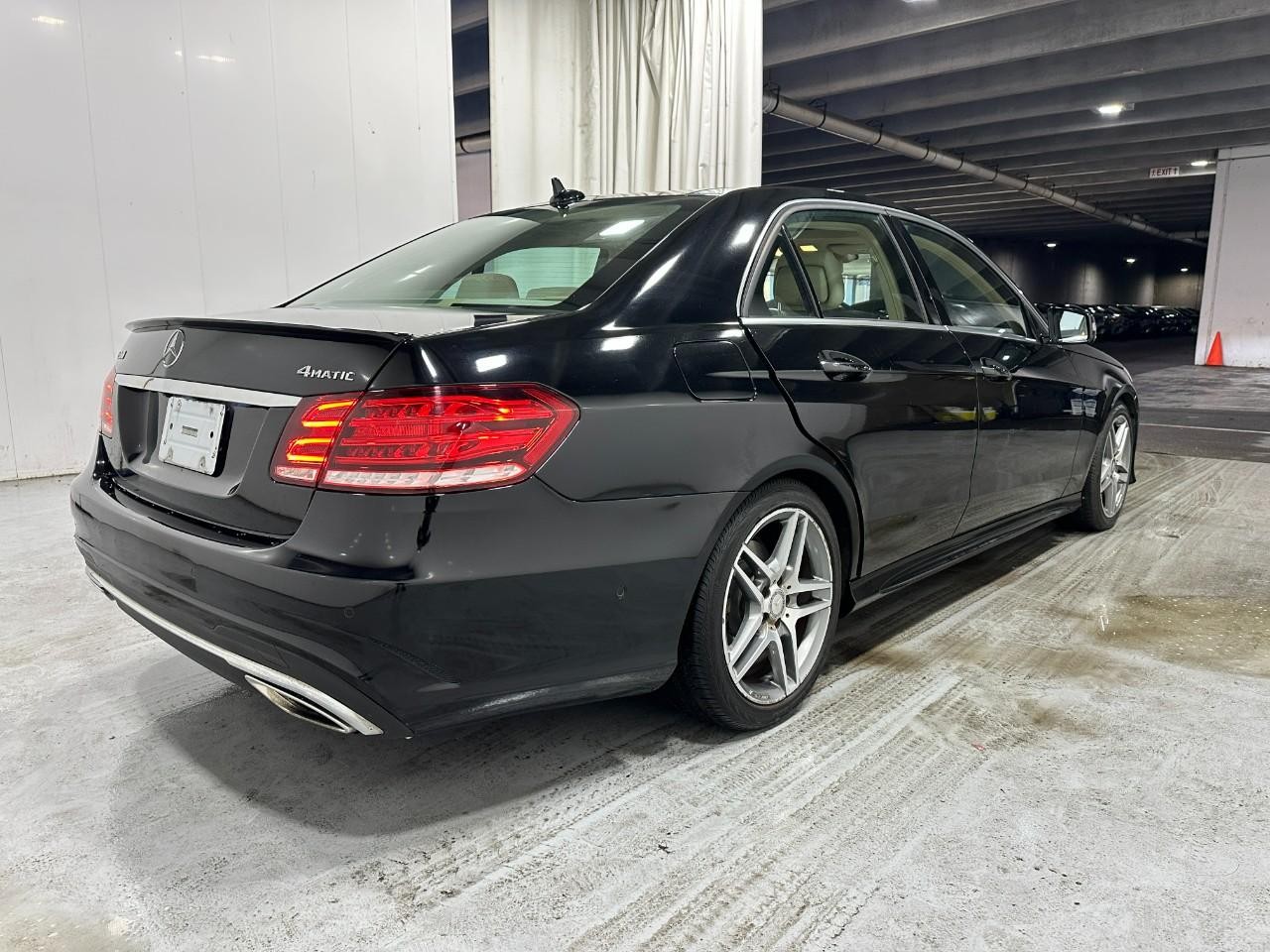 Mercedes-Benz E-Class Vehicle Full-screen Gallery Image 8