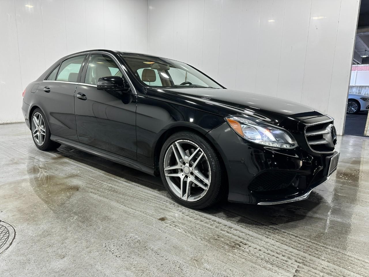 Mercedes-Benz E-Class Vehicle Full-screen Gallery Image 9