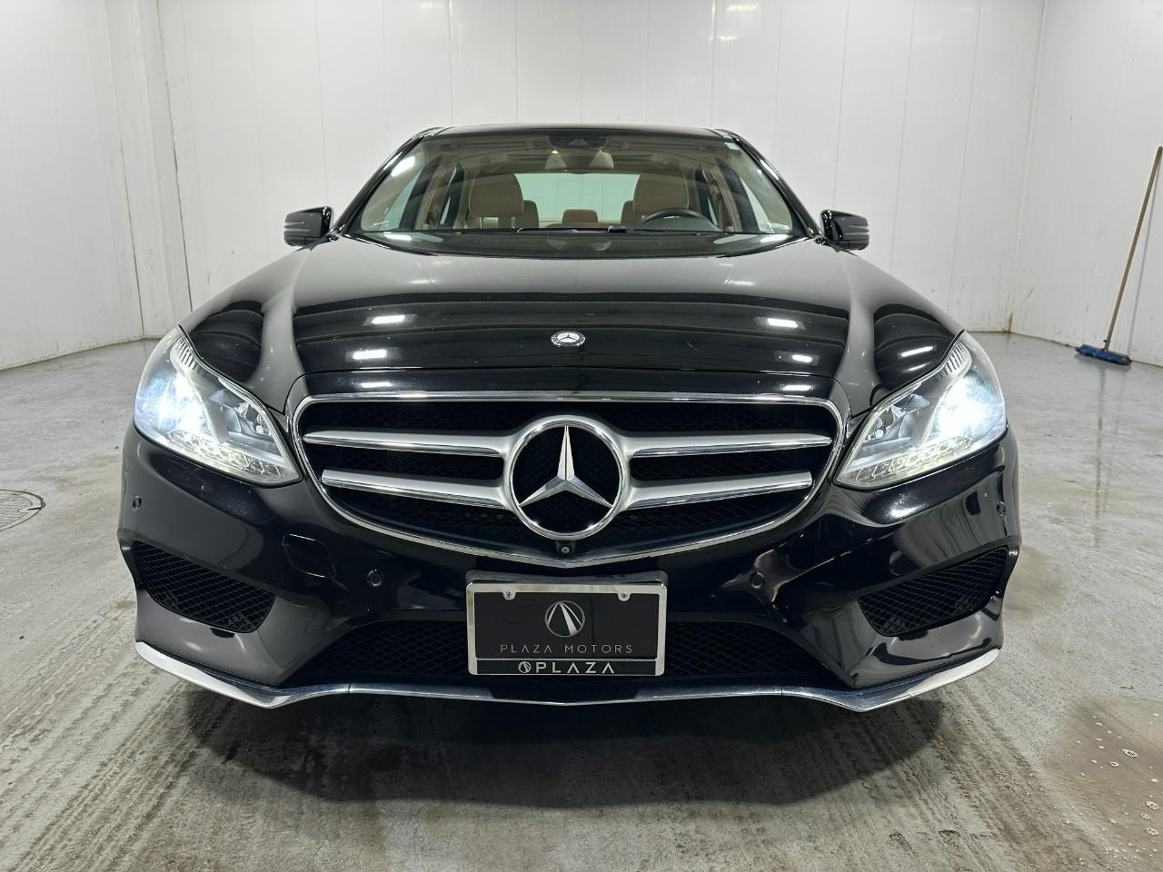 Mercedes-Benz E-Class Vehicle Full-screen Gallery Image 10