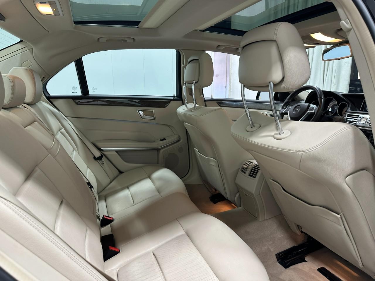 Mercedes-Benz E-Class Vehicle Full-screen Gallery Image 11