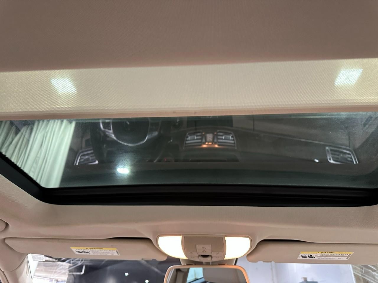 Mercedes-Benz E-Class Vehicle Full-screen Gallery Image 12