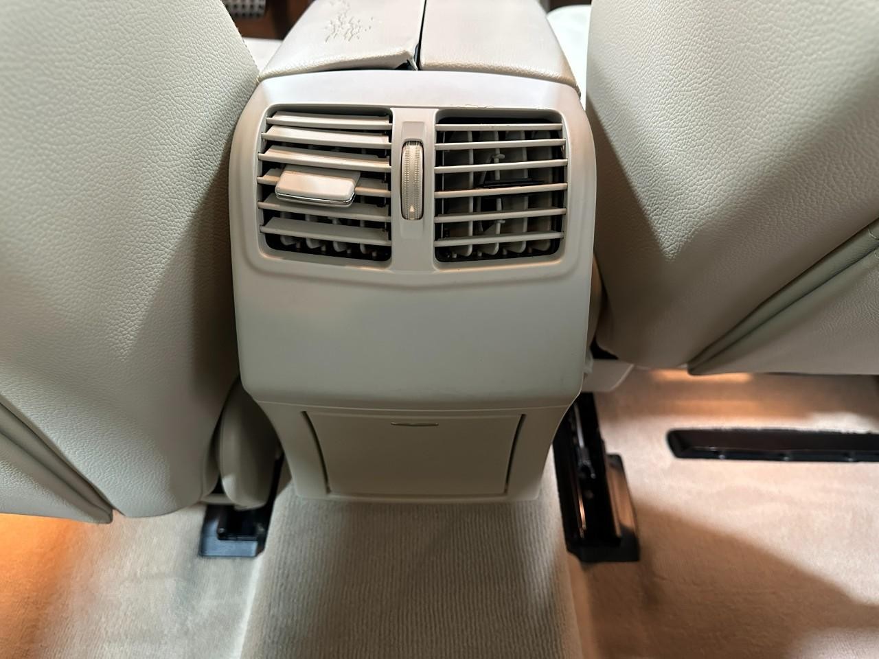 Mercedes-Benz E-Class Vehicle Full-screen Gallery Image 13