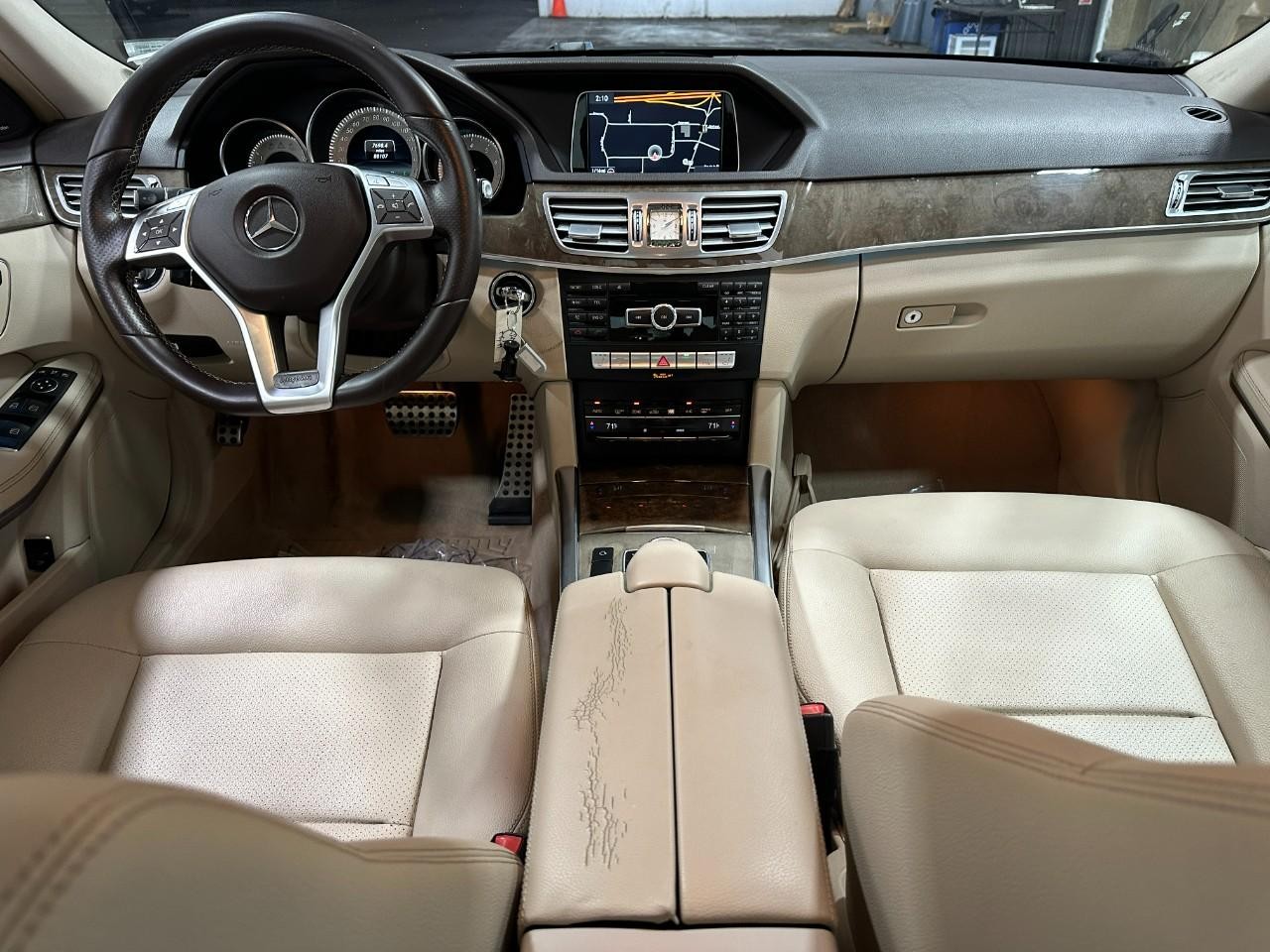 Mercedes-Benz E-Class Vehicle Full-screen Gallery Image 14