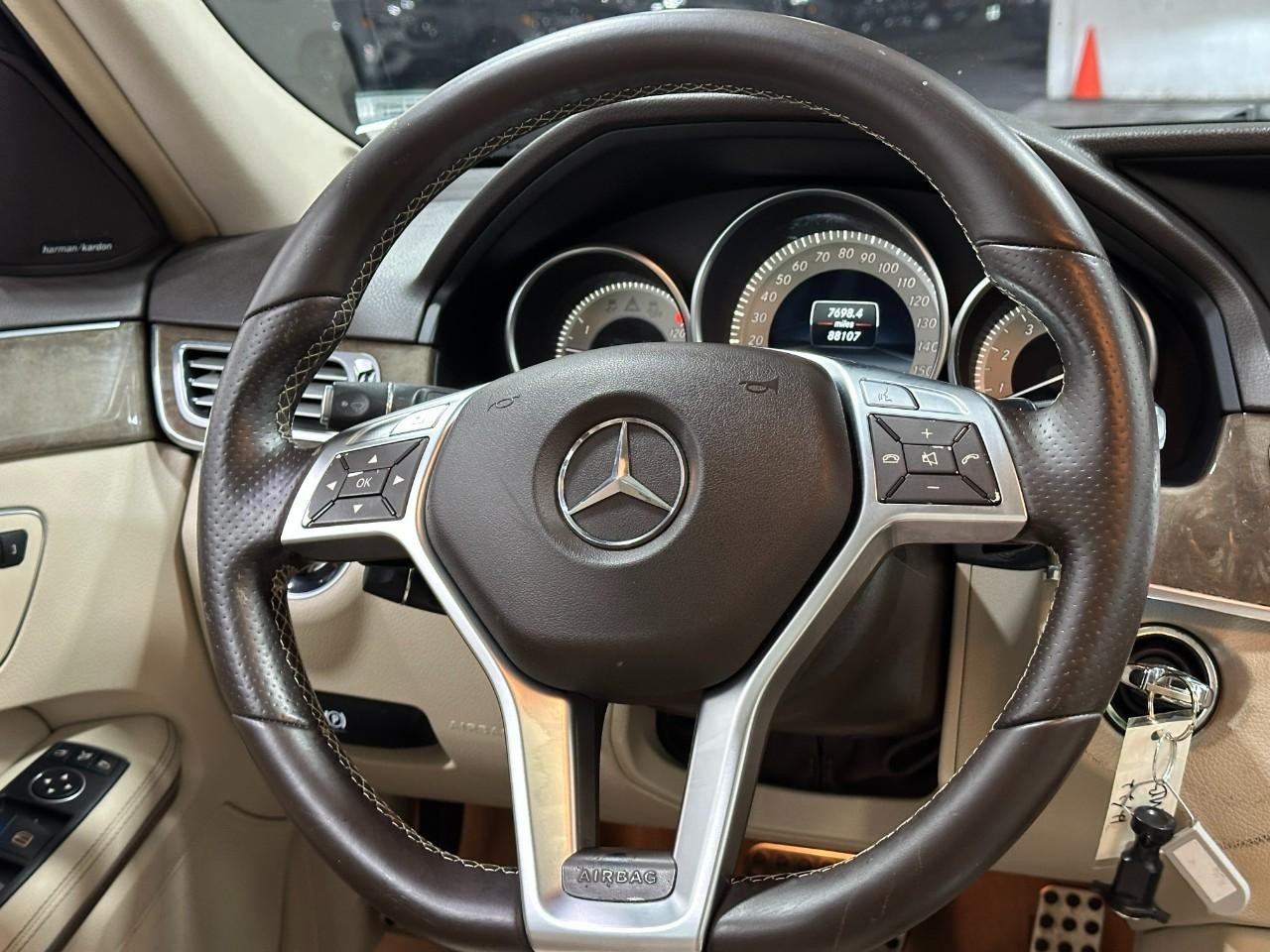 Mercedes-Benz E-Class Vehicle Full-screen Gallery Image 15