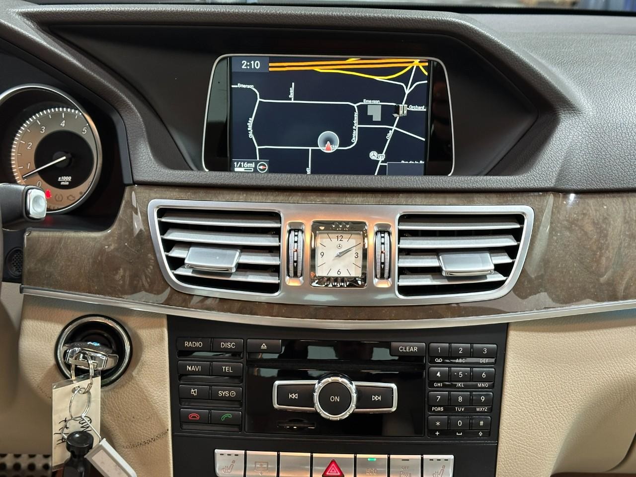 Mercedes-Benz E-Class Vehicle Full-screen Gallery Image 16