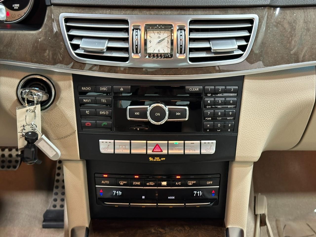 Mercedes-Benz E-Class Vehicle Full-screen Gallery Image 17