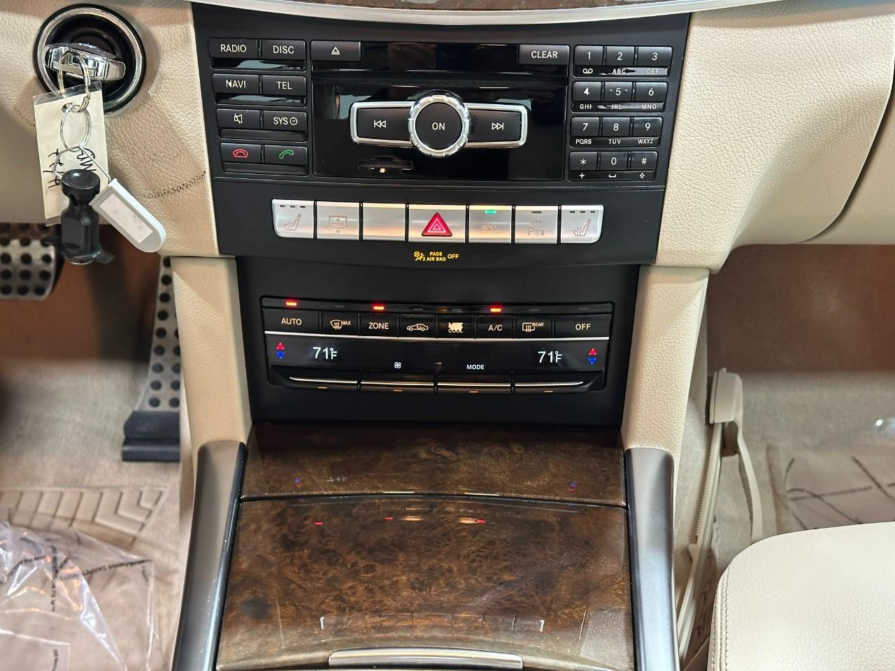 Mercedes-Benz E-Class Vehicle Full-screen Gallery Image 18