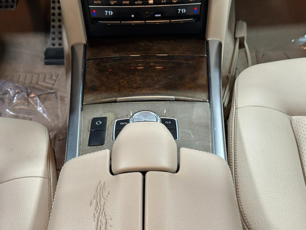 Mercedes-Benz E-Class Vehicle Full-screen Gallery Image 19