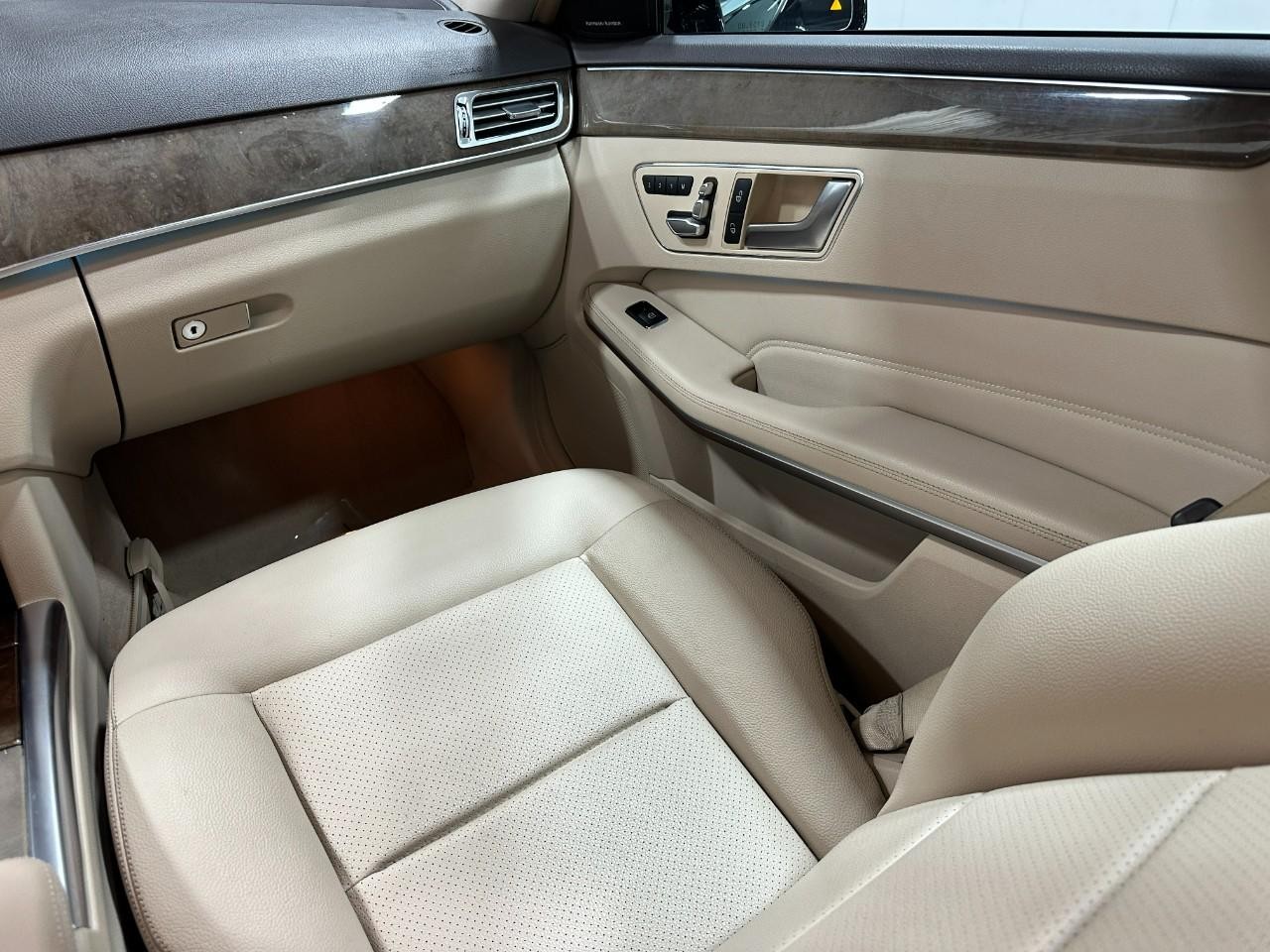 Mercedes-Benz E-Class Vehicle Full-screen Gallery Image 20