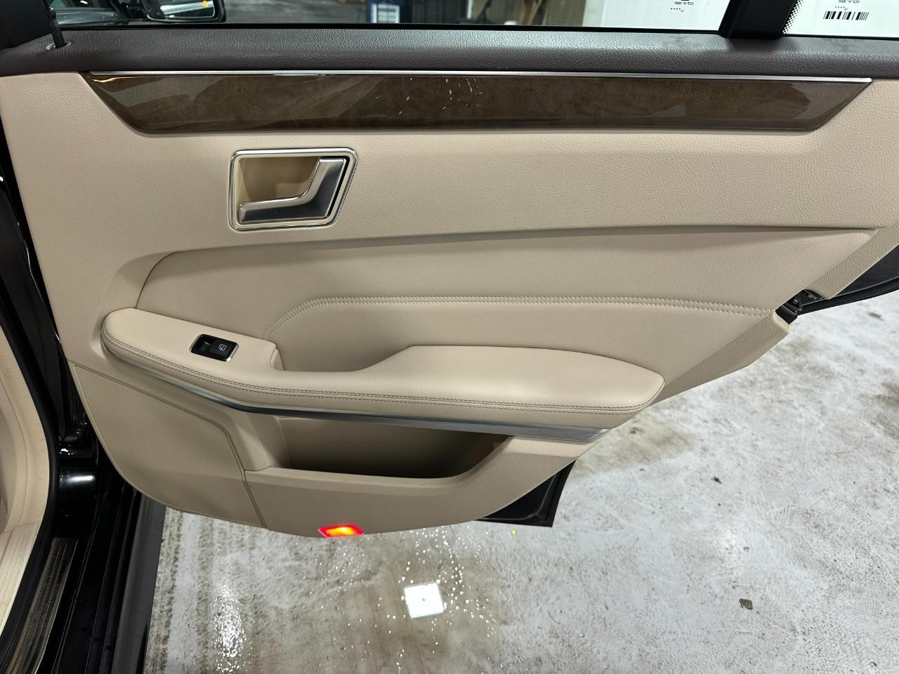 Mercedes-Benz E-Class Vehicle Full-screen Gallery Image 21