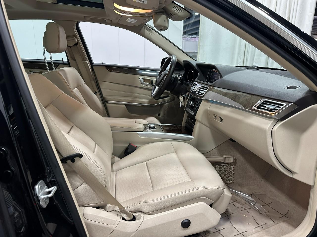 Mercedes-Benz E-Class Vehicle Full-screen Gallery Image 22