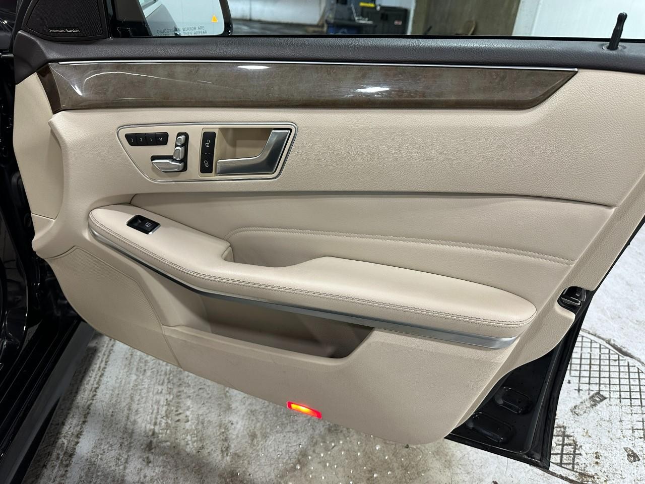 Mercedes-Benz E-Class Vehicle Full-screen Gallery Image 23