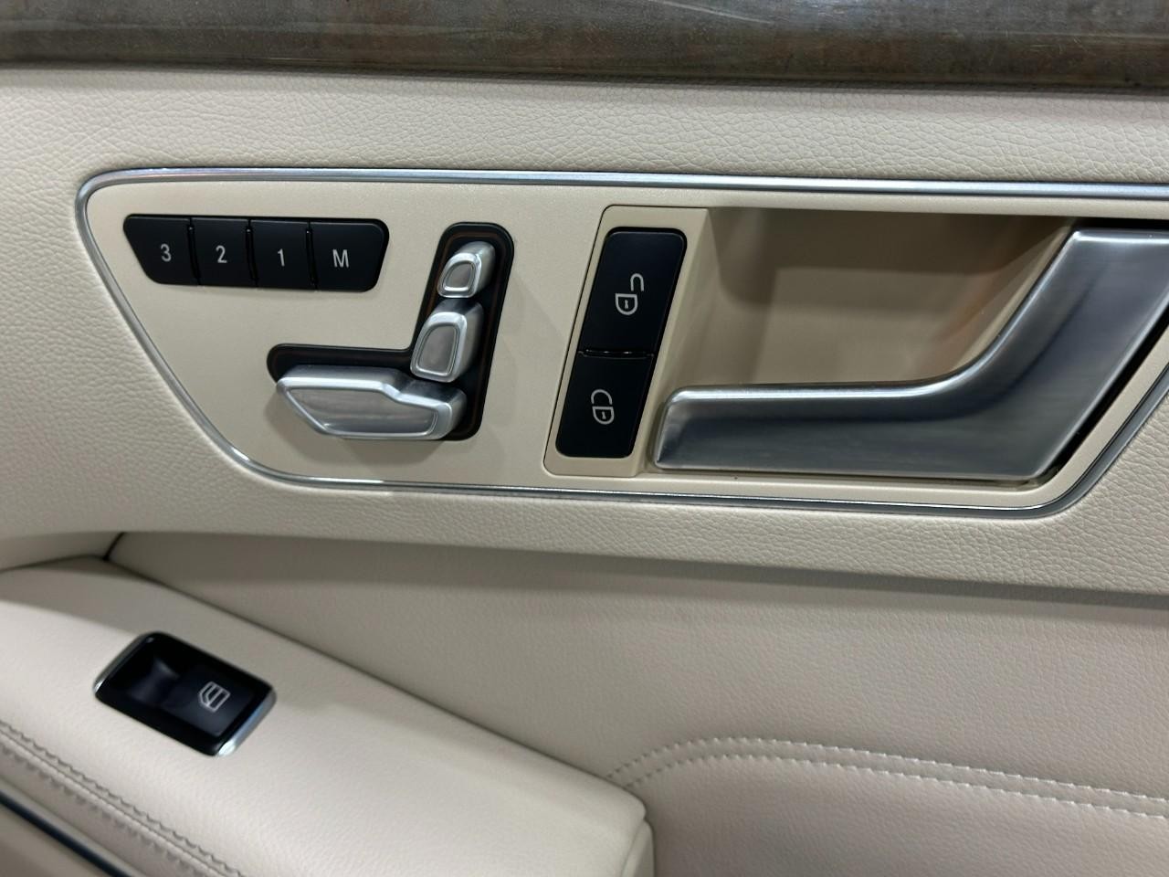 Mercedes-Benz E-Class Vehicle Full-screen Gallery Image 24