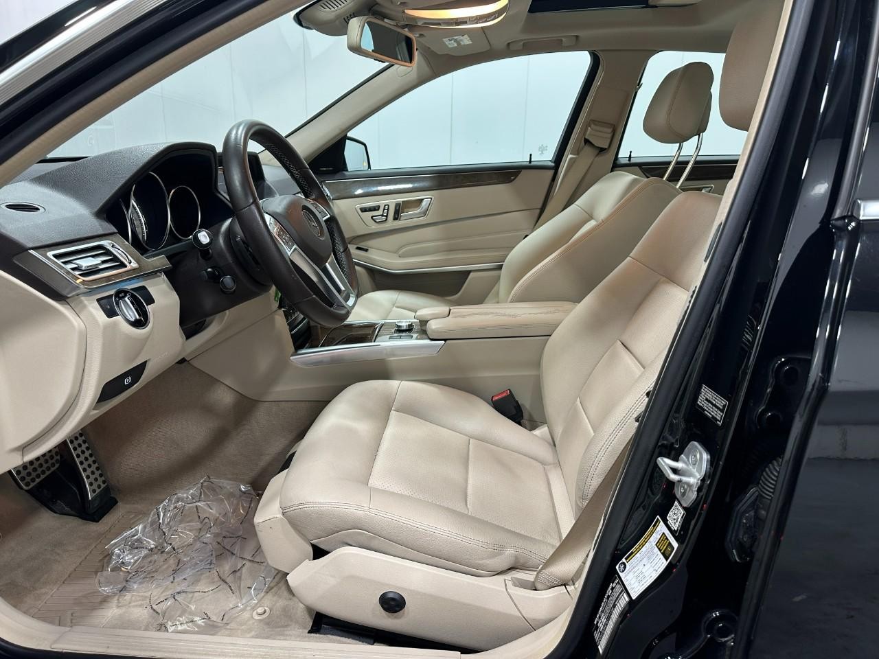 Mercedes-Benz E-Class Vehicle Full-screen Gallery Image 25