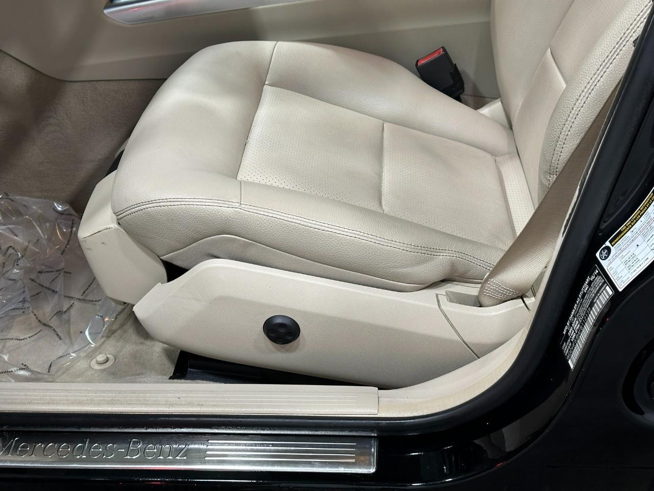 Mercedes-Benz E-Class Vehicle Full-screen Gallery Image 26