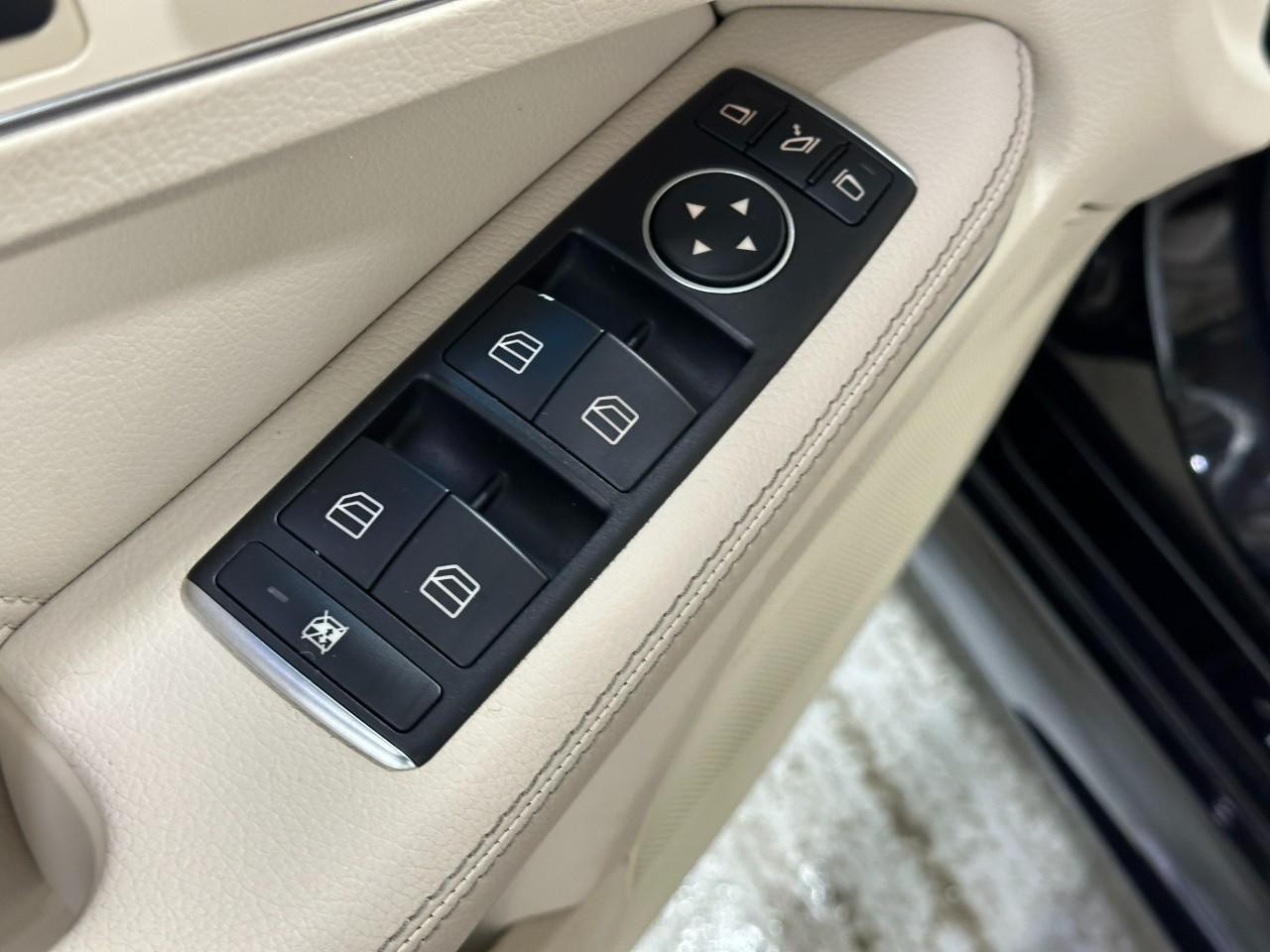 Mercedes-Benz E-Class Vehicle Full-screen Gallery Image 27