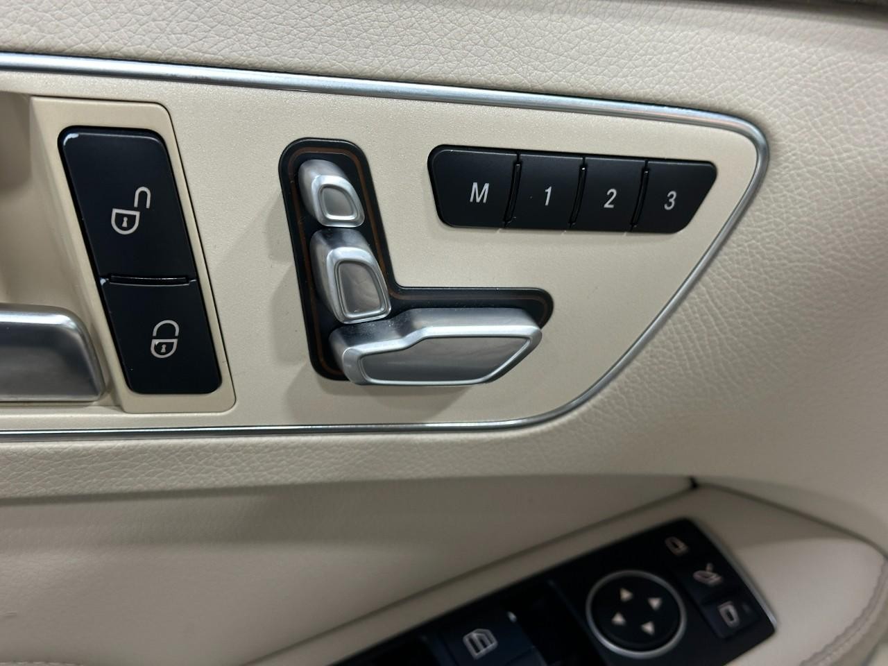 Mercedes-Benz E-Class Vehicle Full-screen Gallery Image 28