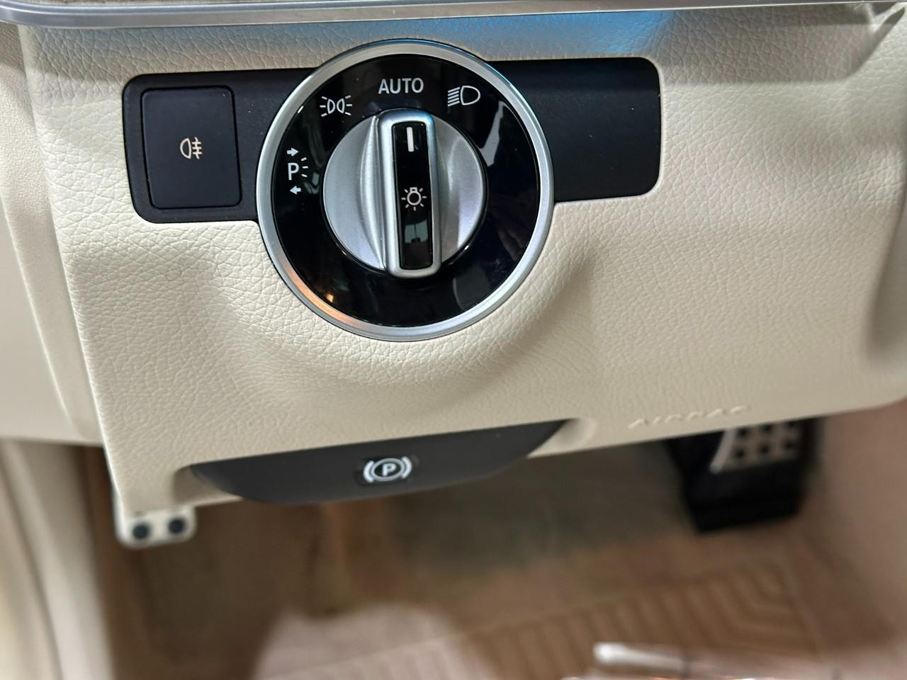 Mercedes-Benz E-Class Vehicle Full-screen Gallery Image 29