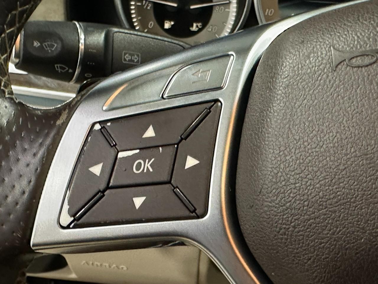 Mercedes-Benz E-Class Vehicle Full-screen Gallery Image 30