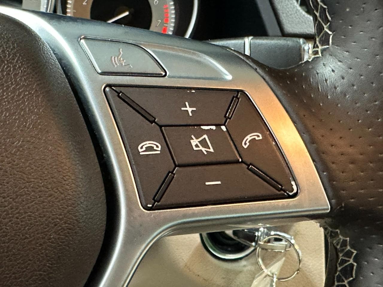 Mercedes-Benz E-Class Vehicle Full-screen Gallery Image 31