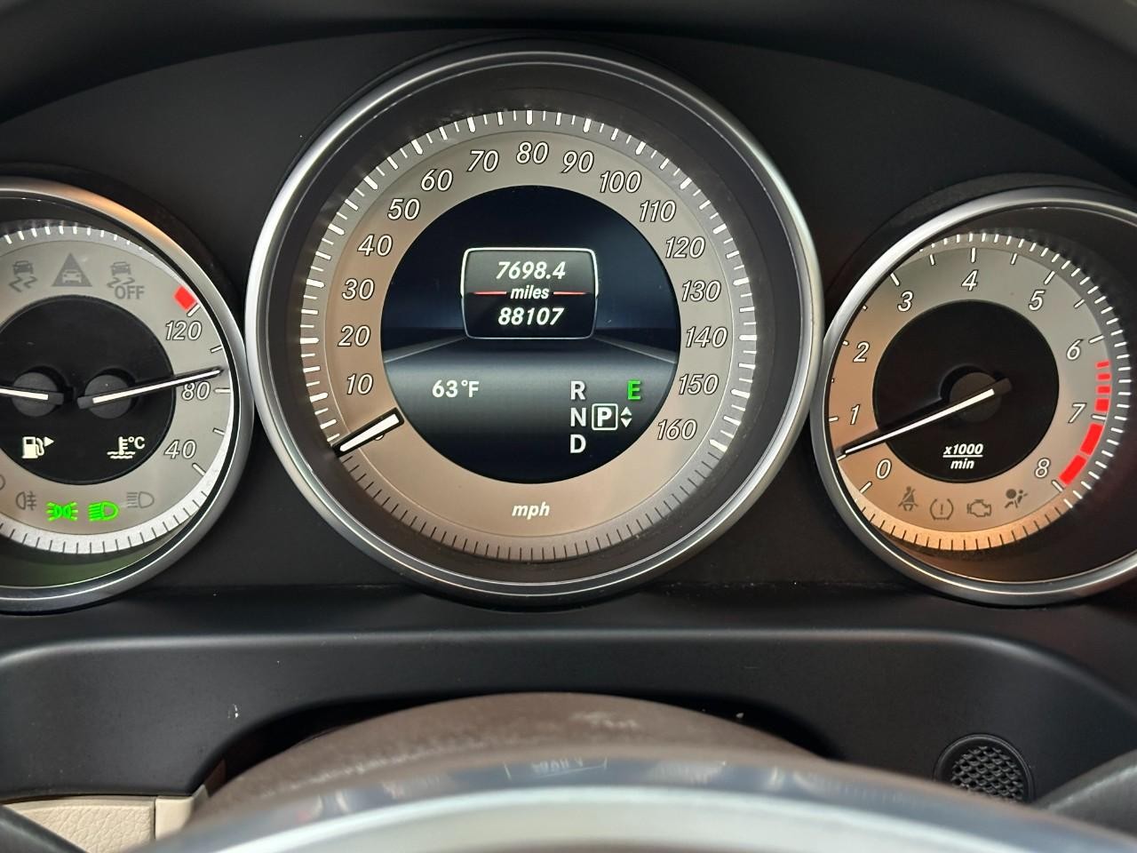 Mercedes-Benz E-Class Vehicle Full-screen Gallery Image 32