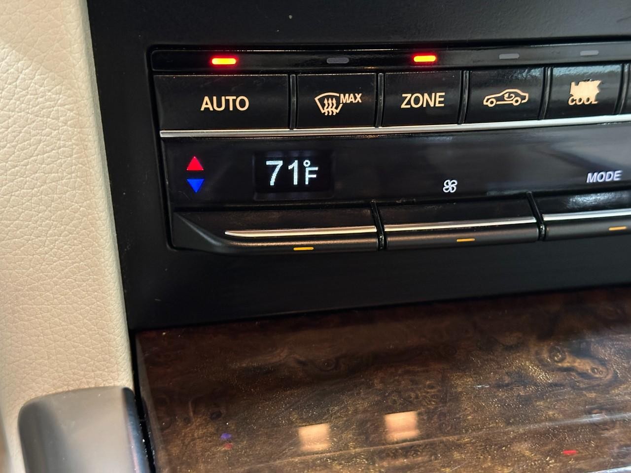 Mercedes-Benz E-Class Vehicle Full-screen Gallery Image 33