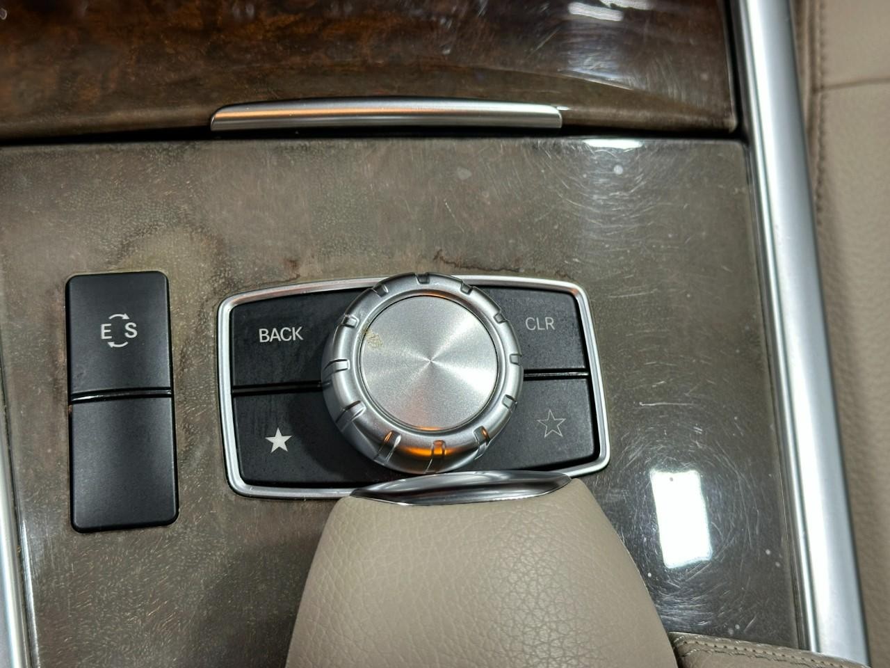 Mercedes-Benz E-Class Vehicle Full-screen Gallery Image 34