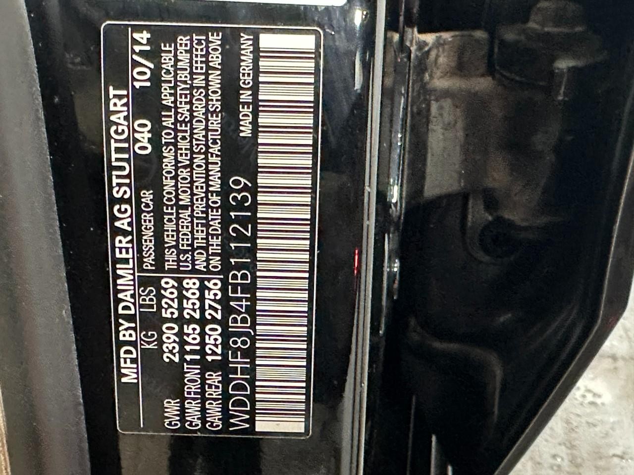 Mercedes-Benz E-Class Vehicle Full-screen Gallery Image 36