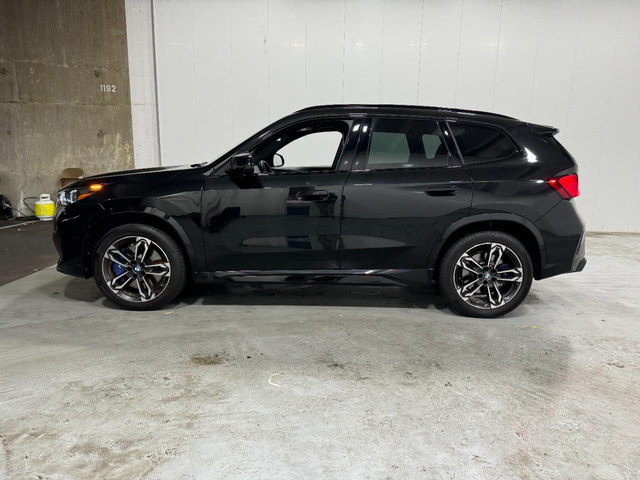 BMW X1 Vehicle Full-screen Gallery Image 02