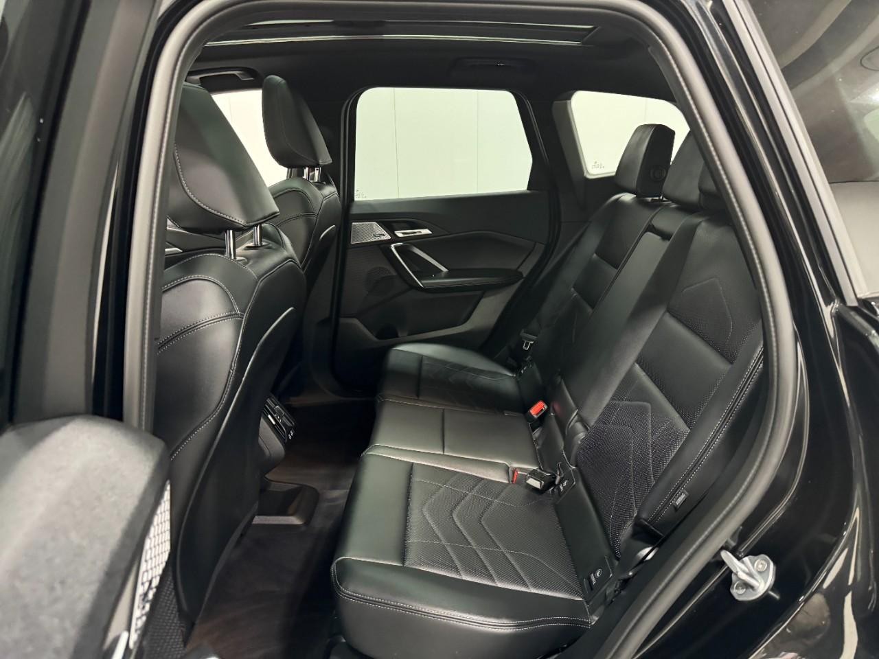 BMW X1 Vehicle Full-screen Gallery Image 08