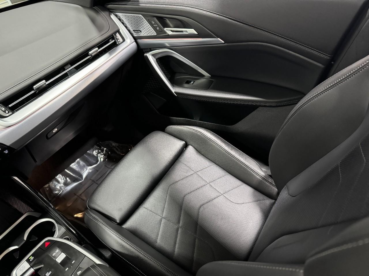 BMW X1 Vehicle Full-screen Gallery Image 16