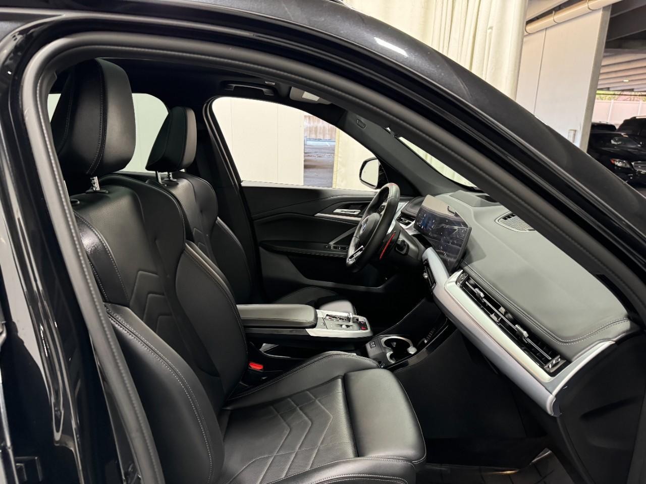 BMW X1 Vehicle Full-screen Gallery Image 17