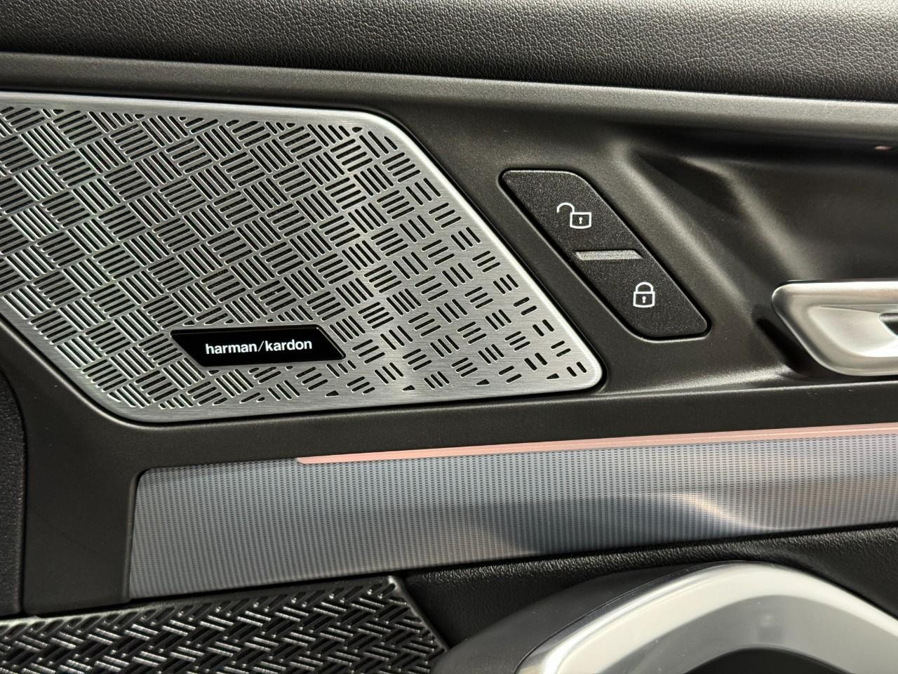 BMW X1 Vehicle Full-screen Gallery Image 20