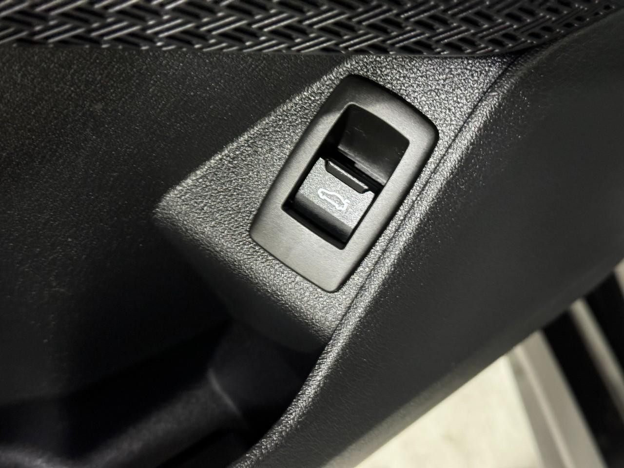 BMW X1 Vehicle Full-screen Gallery Image 24