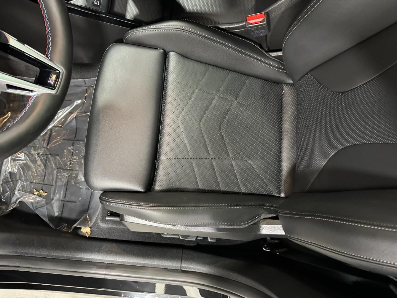 BMW X1 Vehicle Full-screen Gallery Image 26