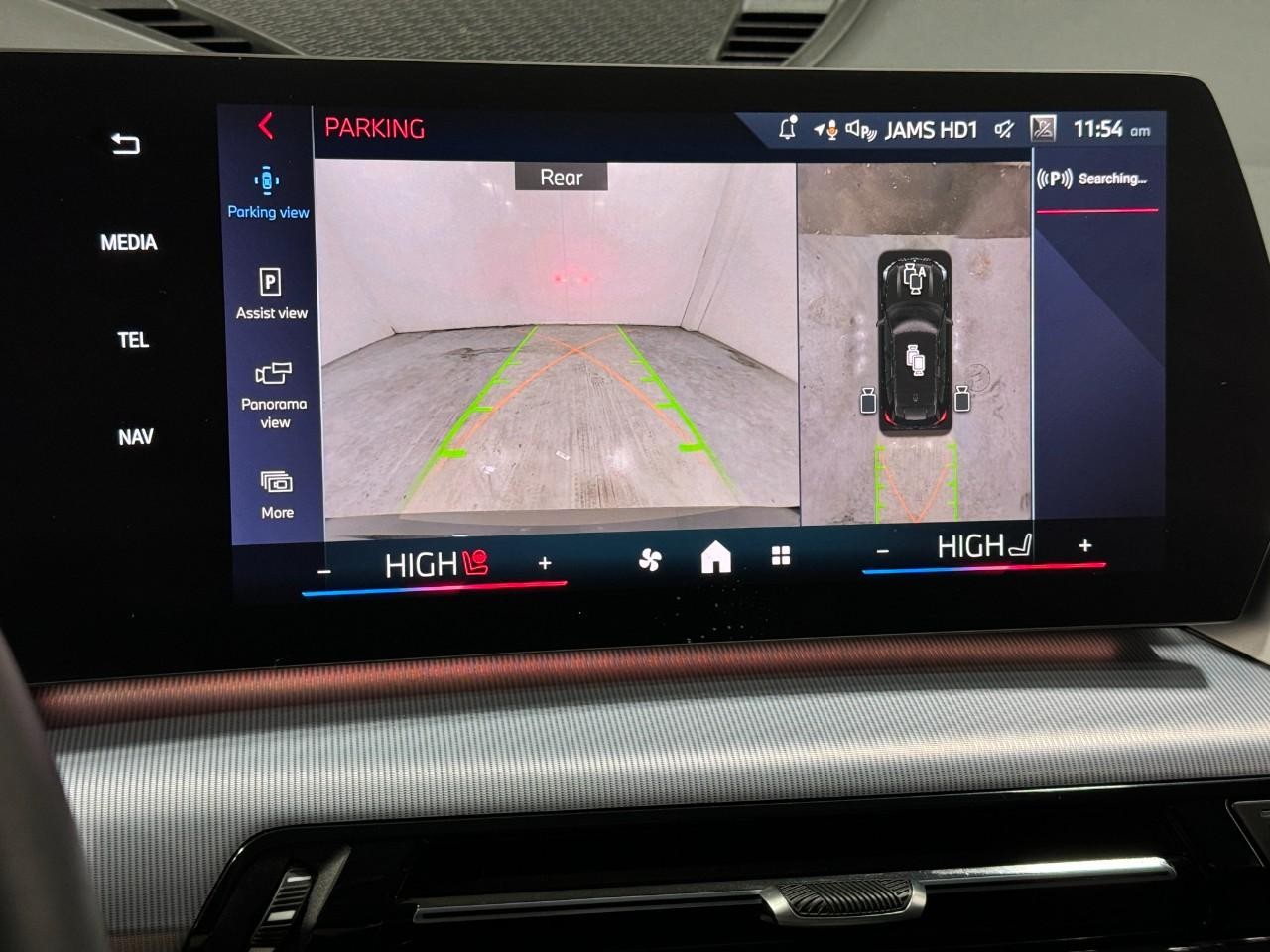 BMW X1 Vehicle Full-screen Gallery Image 32