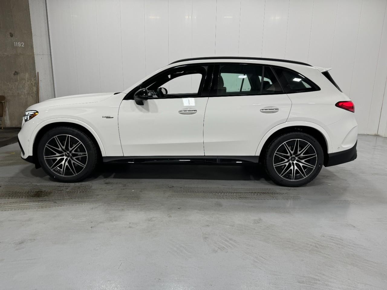 Mercedes-Benz GLC Vehicle Full-screen Gallery Image 2