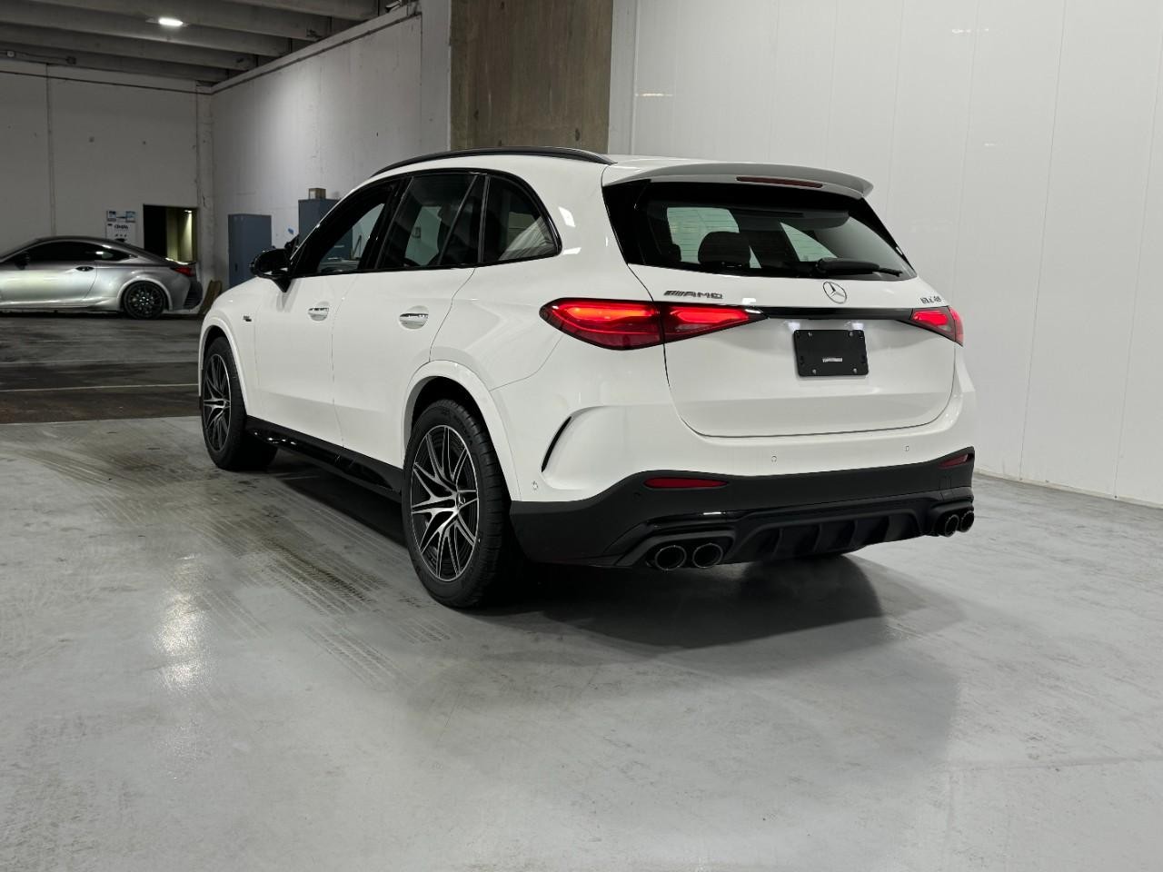 Mercedes-Benz GLC Vehicle Full-screen Gallery Image 3