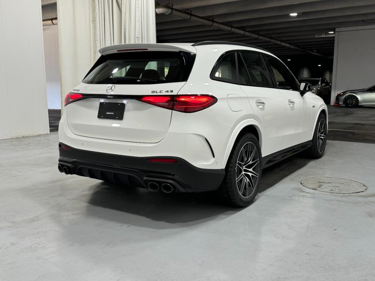 Mercedes-Benz GLC Vehicle Full-screen Gallery Image 4